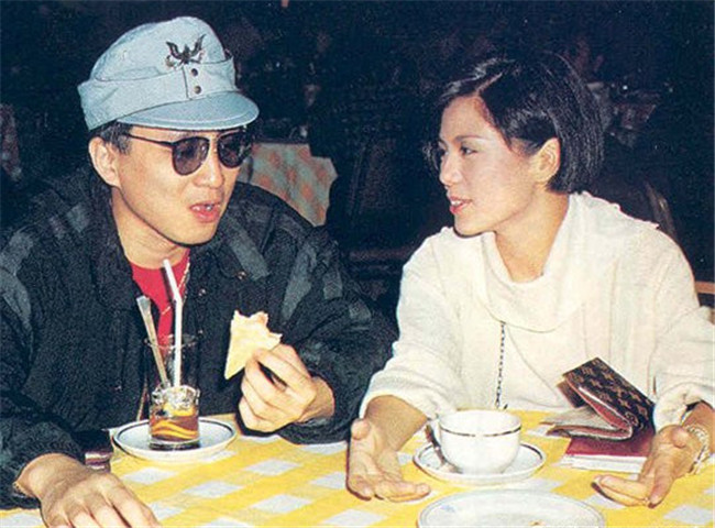 不久后,汤镇业不知是为了挽回人气,还是贪恋美色,接了一部三道杠影片