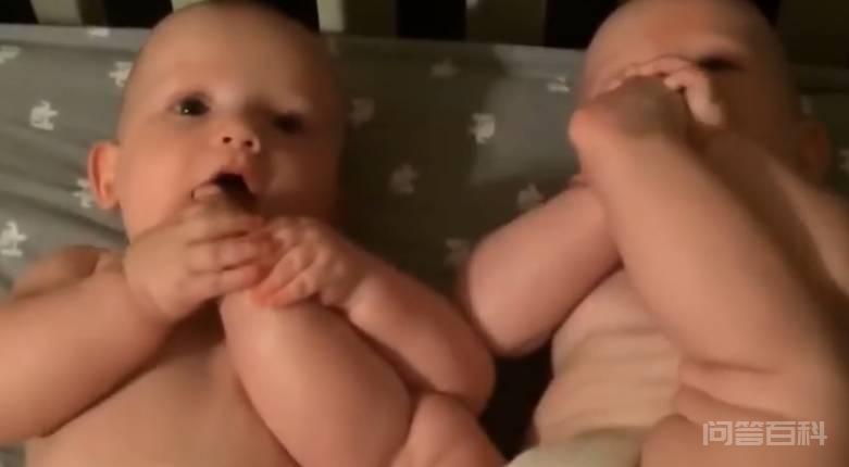 双胞胎父母早上忘喂双胞胎，一开房门的场面，逗笑爸妈