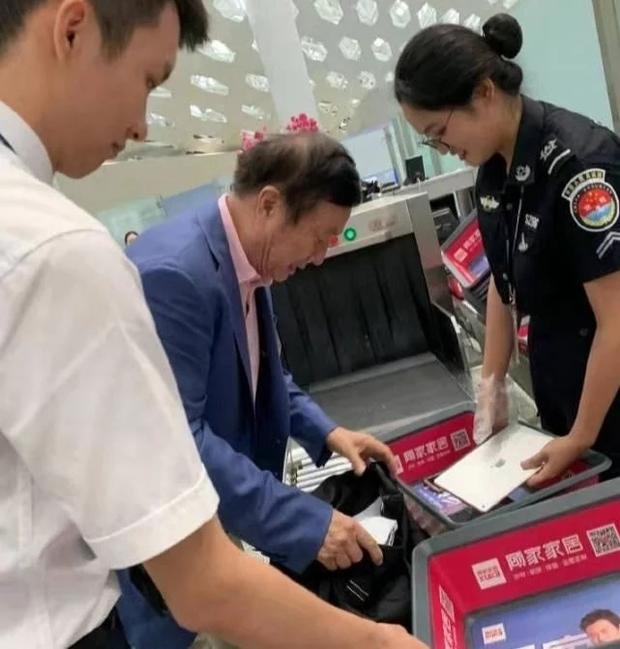 称自己看到员工之前用的就是iPhone，所以觉得送iPhone使用更加方便一些。但是看到网友无理的“爱国论”之后，老板也是明白人，将所有的iPhone 11换成了华为手机。 用手机一事衡量爱国未免有点道德绑架。 事实上，每次iPhone发布之前都有那么一批人说，一定不买苹果手机，最后都逃不过真香。今年，无可厚非，iPhone 11仍是第一季度全球最畅销手机，在国内市场长居京东、天猫手机销售榜前三，说明消费者对其品质还是非常认可的。
