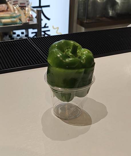 上海一咖啡店推出青椒拿铁，喝完还能拿回家炒个蛋？网友沉默了