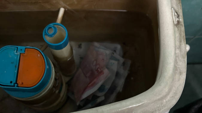 上海女子回家遇陌生男子“上厕所找纸”，竟是惯偷，还将赃款塞进马桶水箱