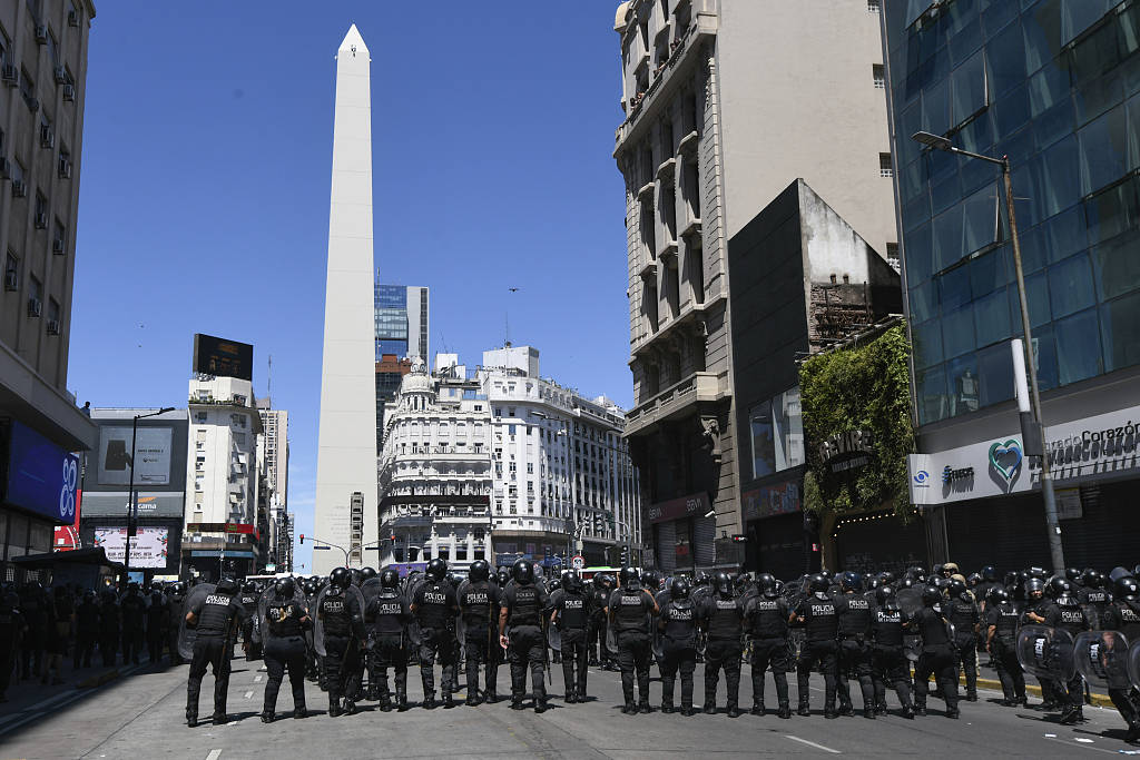 环球时报记者在阿根廷感受“休克疗法”：物价疯狂上涨，民众上街抗议