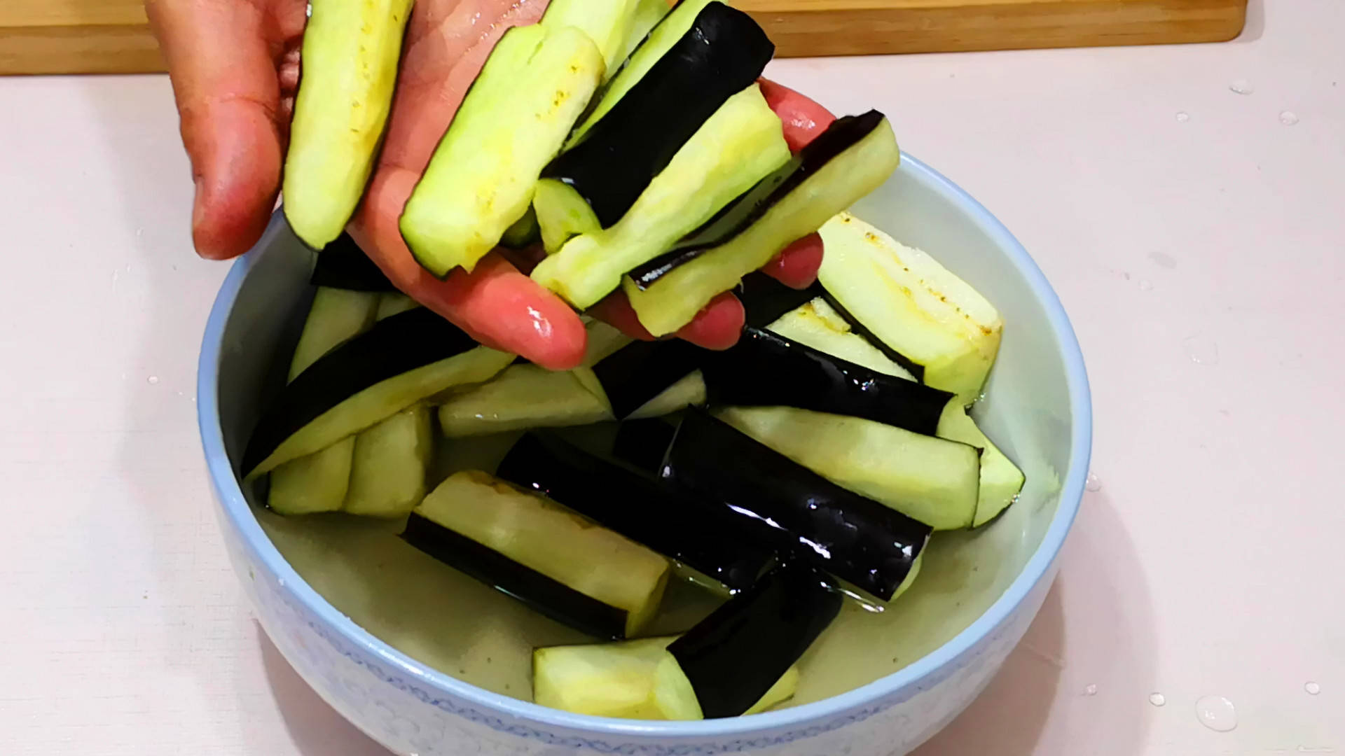做茄子时，最忌讳直接下锅炒，大厨教你1招，茄子软嫩入味，不吸油不发黑！