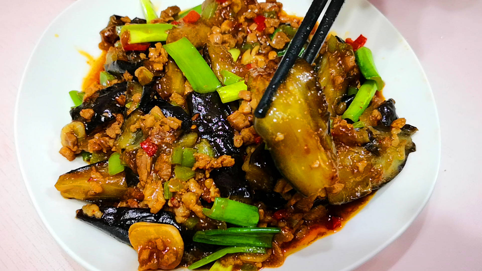 做茄子时，最忌讳直接下锅炒，大厨教你1招，茄子软嫩入味，不吸油不发黑！