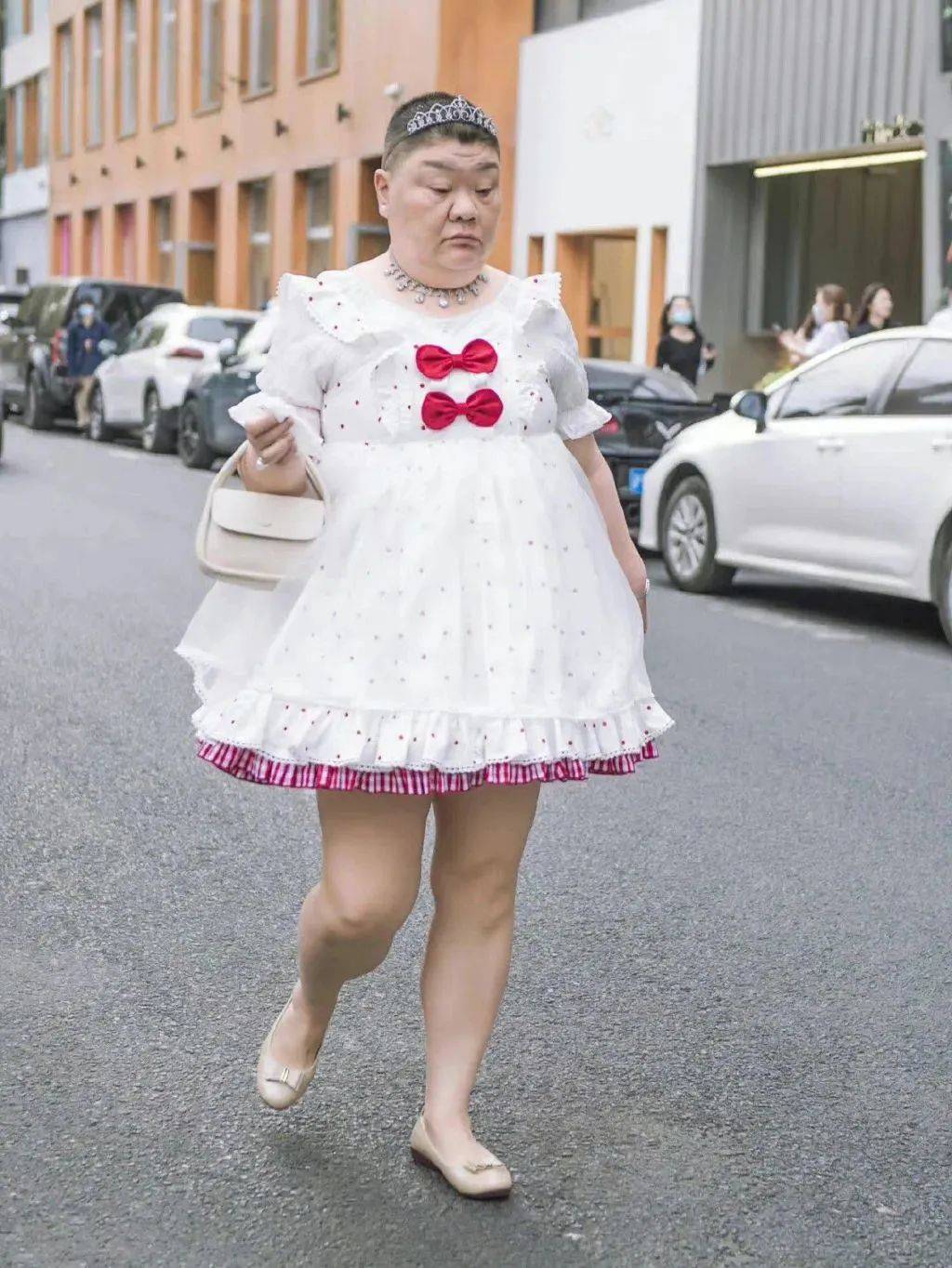 上海50岁公主走红，长相酷似林允，爱穿洛丽塔，网友直呼：没眼看