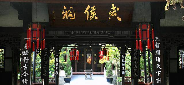 蒋氏父子逃离大陆，险些被川军擒获，到达广州叶帅却放走蒋氏父子
