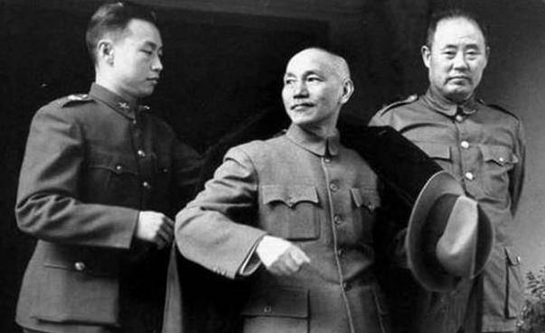 蒋氏父子逃离大陆，险些被川军擒获，到达广州叶帅却放走蒋氏父子