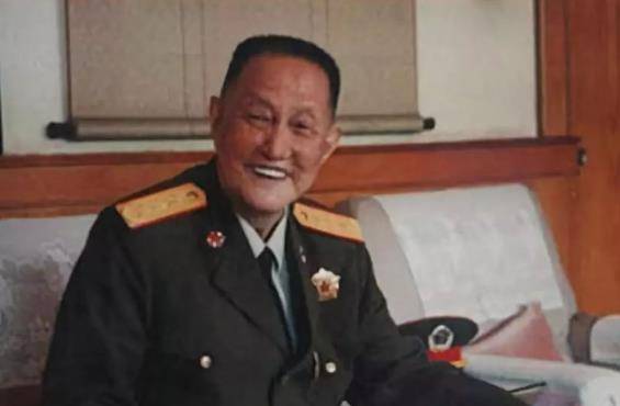 蒋氏父子逃离大陆，险些被川军擒获，到达广州叶帅却放走蒋氏父子