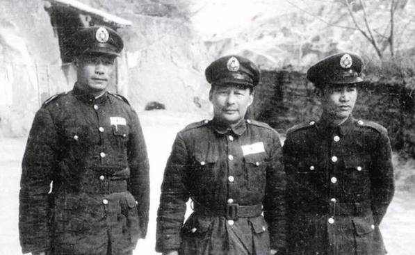 蒋氏父子逃离大陆，险些被川军擒获，到达广州叶帅却放走蒋氏父子