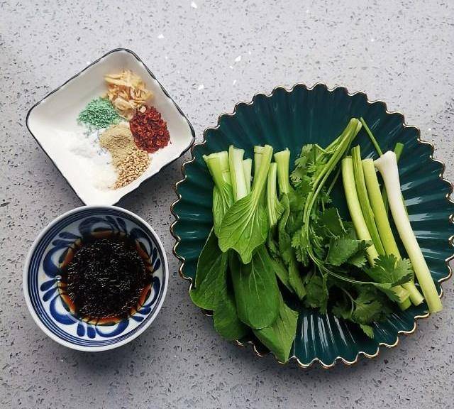 油泼辣子手工面，香辣劲道，吃出满满幸福感！