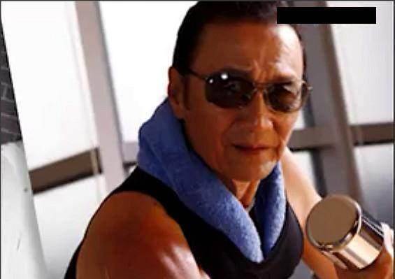 80岁谢贤独自爬山，一身肌肉健壮如小伙子