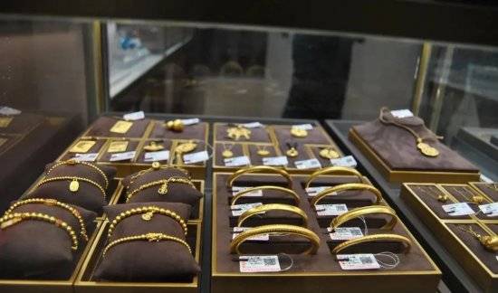 黄金价格暴涨，怎样买黄金更划算？