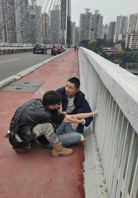 张警官，好样的！