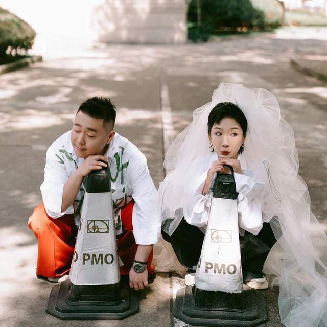 郝劭文大婚更多细节曝光！李立群穿粉衣现身，伯乐朱延平忙着合影