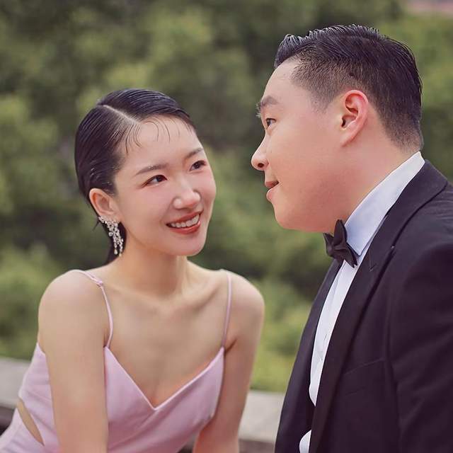 郝劭文大婚更多细节曝光！李立群穿粉衣现身，伯乐朱延平忙着合影