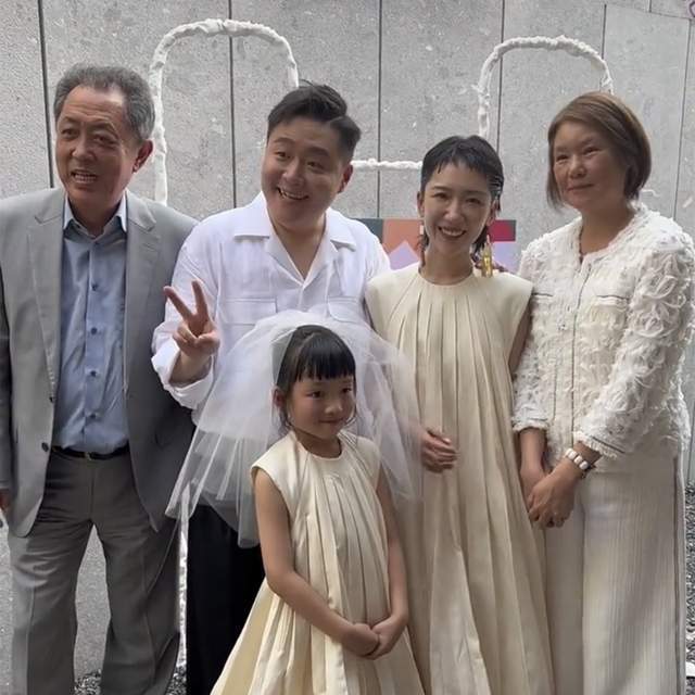 郝劭文大婚更多细节曝光！李立群穿粉衣现身，伯乐朱延平忙着合影