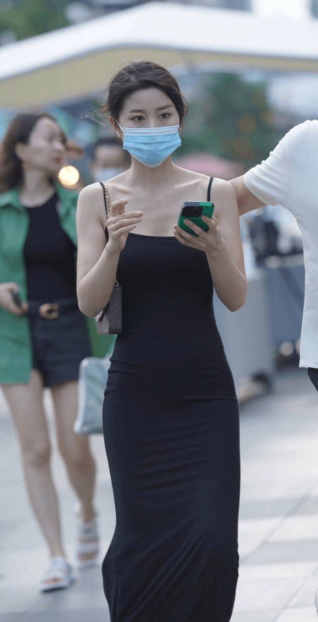 身材高挑柔软女孩，搭配长连衣裙，展现优美身材曲线