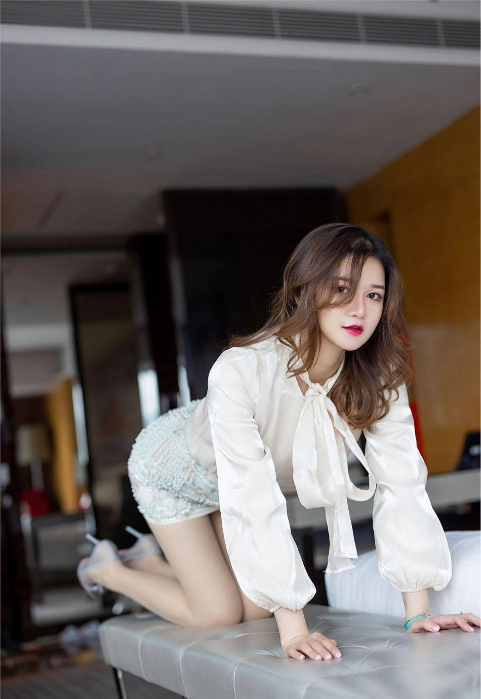 身材高挑柔软女孩，搭配长连衣裙，展现优美身材曲线