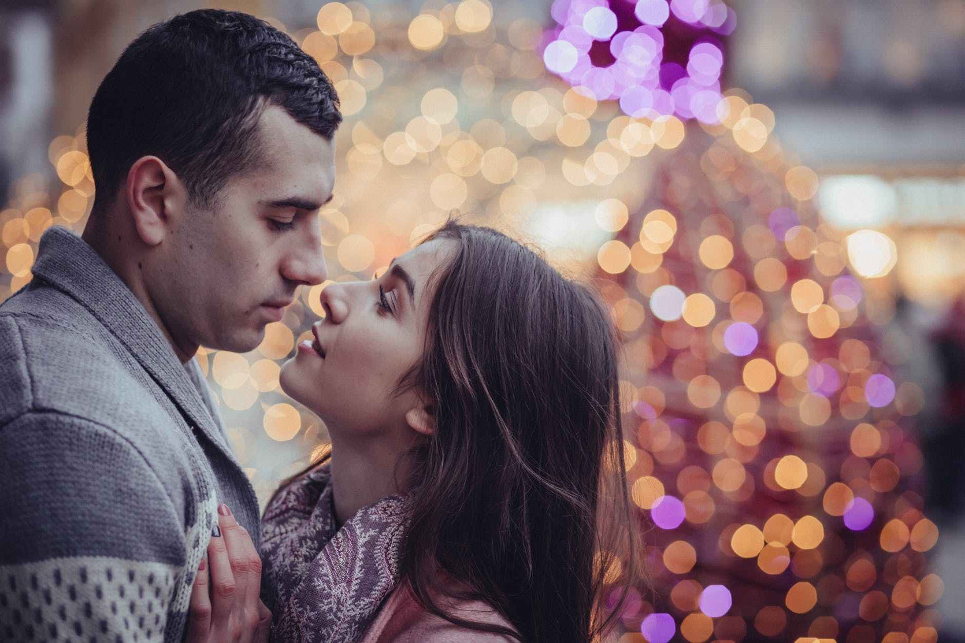 异性男女，从朋友发展成情侣，大多需要三个条件