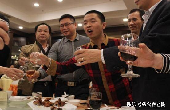 给别人敬酒只会说“我干了”？学会这3句敬酒词，万能好用！