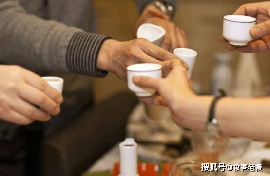 给别人敬酒只会说“我干了”？学会这3句敬酒词，万能好用！