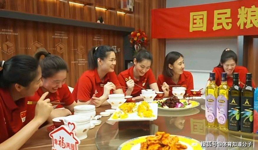 蔡斌带着女排姑娘们吃大餐！蔡斌：快吃！网友：还有心情吃饭吗？