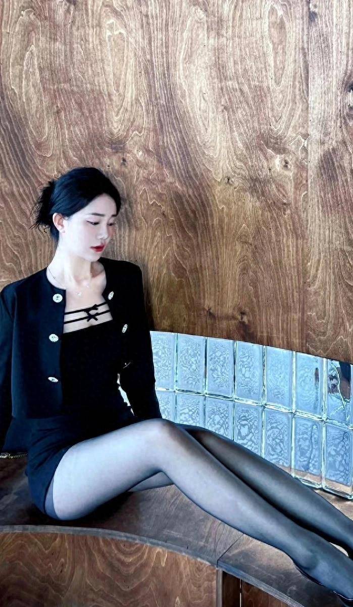 男人为什么喜欢黑丝袜大长腿的小姐姐？