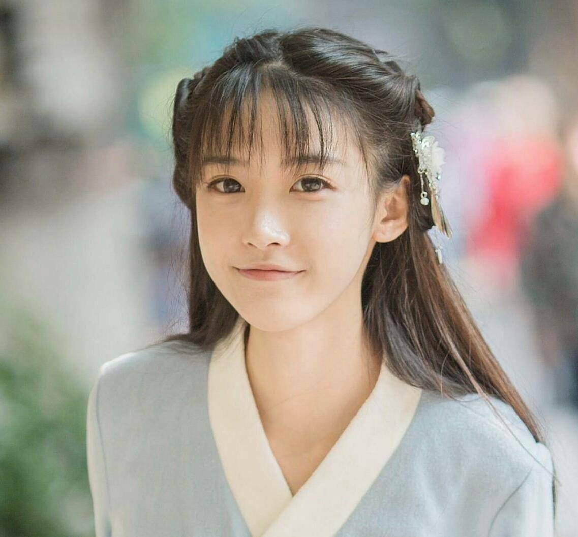 席慕容的一首绝美之作，无一爱字却句句肉麻，像一棵树一样爱着你