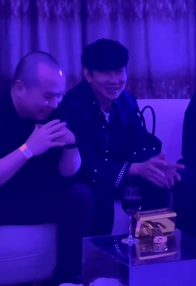 林俊杰、柯震东、陈柏霖等凌晨参加活动，合照靠得很近似关系好