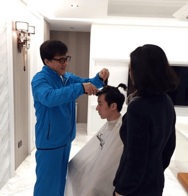 林俊杰、柯震东、陈柏霖等凌晨参加活动，合照靠得很近似关系好