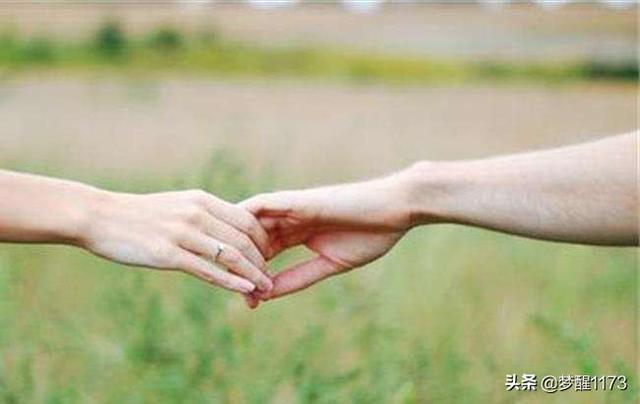 女生说分手男生不挽留说明什么 我跟我男朋友提分手，他不同意，他老是挽留我，为什么