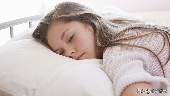 劝女孩睡觉的幽默句子 晚上给女朋友讲什么故事好呢