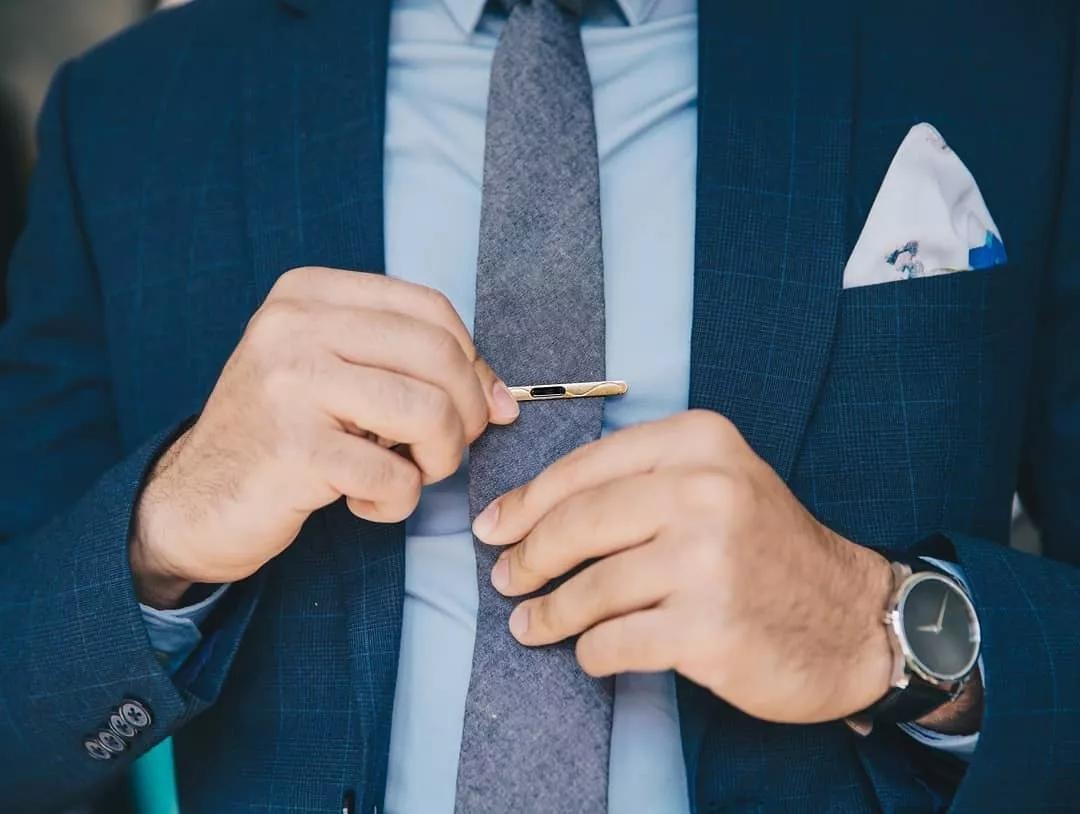  领带夹夹在什么位置 领带夹正确使用方法