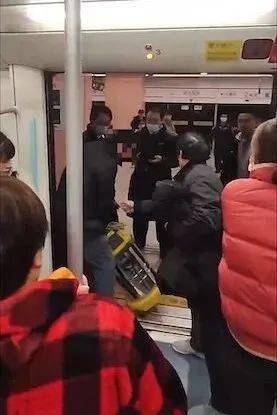 事发上海地铁9号线，男子用吸尘器挡住车门，还大喊“不要走了”→