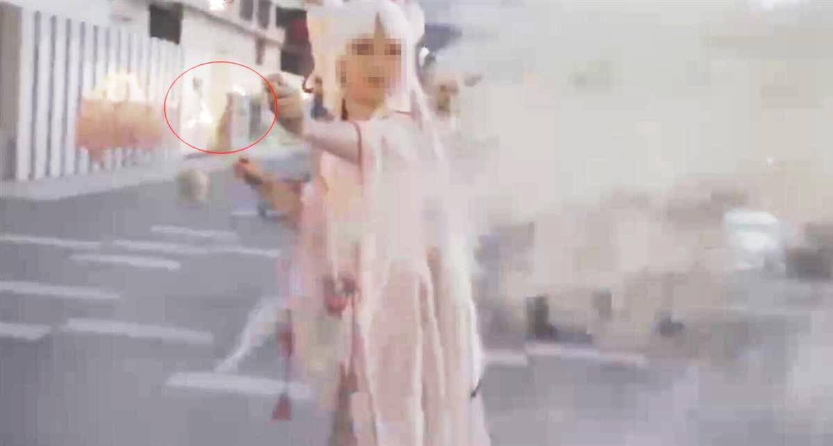 杭州漫展一女孩因手持小型烟花，被男子用灭火器狂喷，警方介入