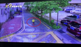 惊险！深圳一小学生斑马线上被撞，瞬间倒地！交警提醒