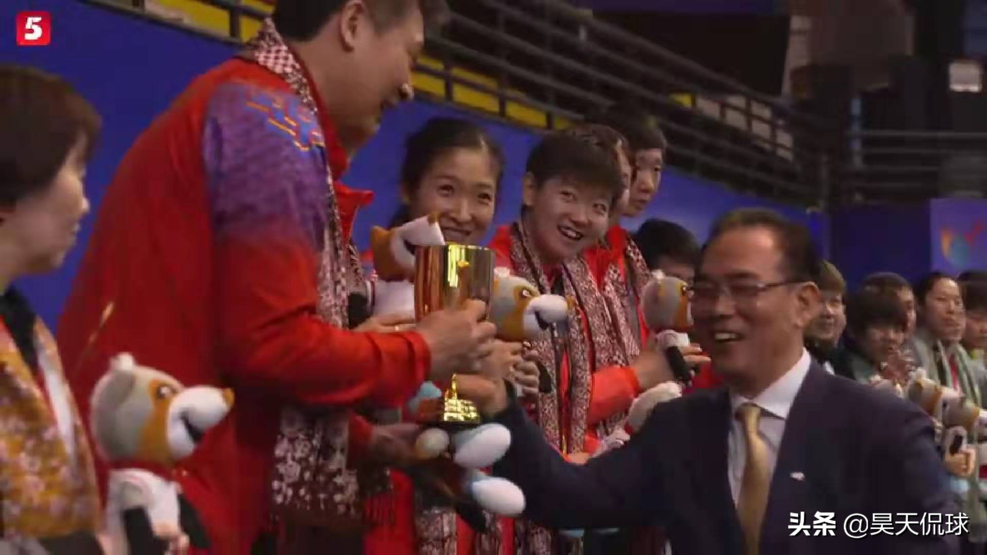 国乒获得女团亚锦赛首金，为什么颁奖人是离职的蔡振华？这是怎么回事