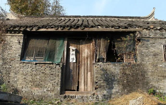 改造老房子视频 农村老房子破旧了，重建和翻新相比哪个更合算呢