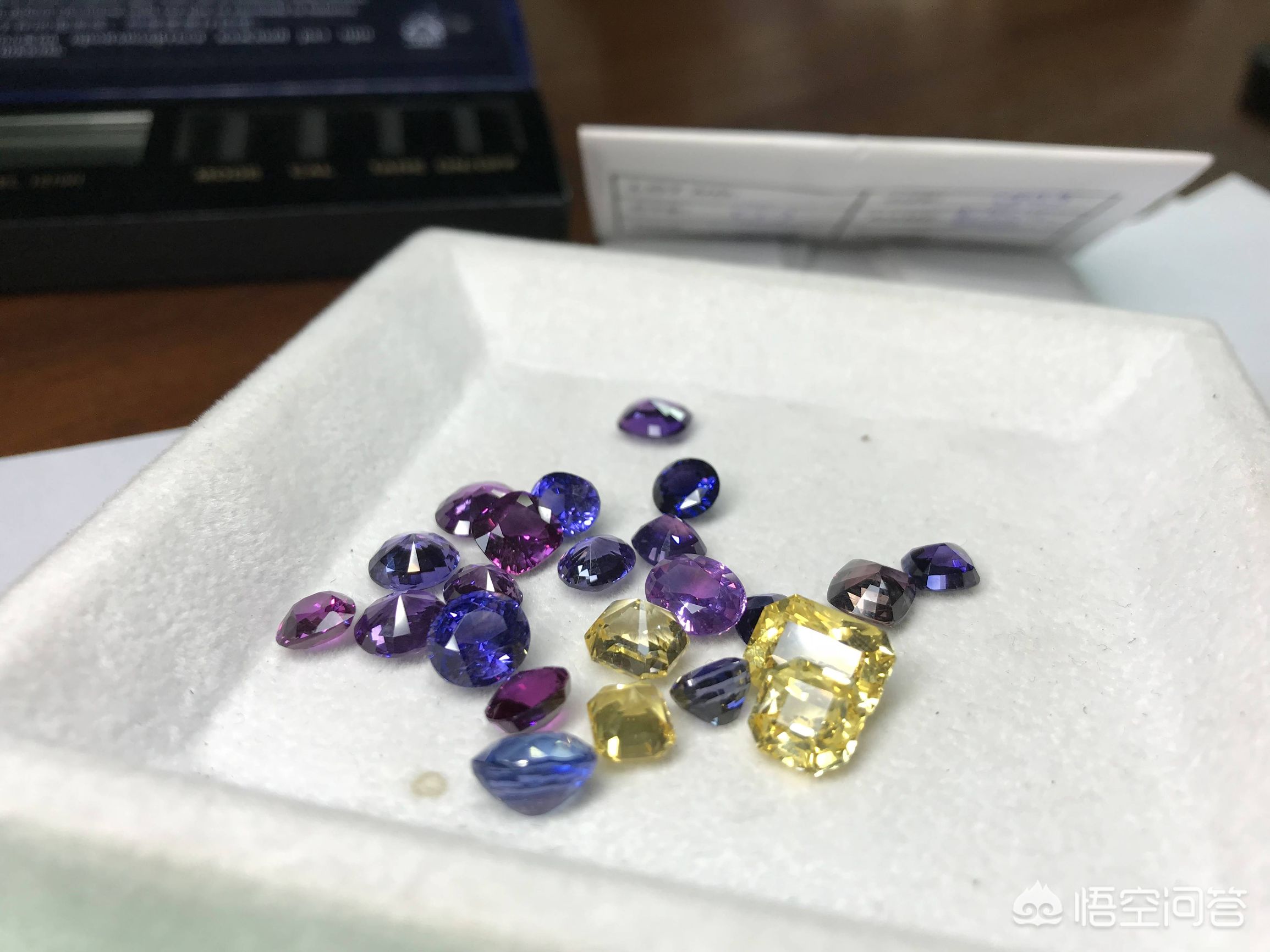 蓝宝石猎豹胸针 红色的蓝宝石可以叫红宝石吗？红宝石和蓝宝石有哪些分类