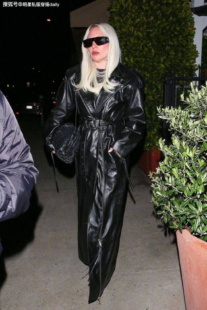 Lady Gaga38岁生日造型惊艳，长皮衣黑墨镜，加厚厚底靴让人很震撼