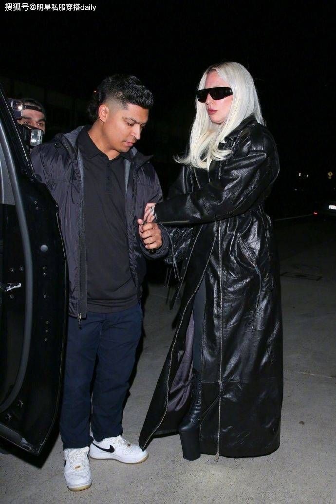 Lady Gaga38岁生日造型惊艳，长皮衣黑墨镜，加厚厚底靴让人很震撼