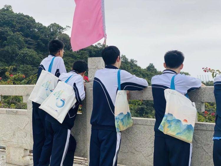 庆祝建校40周年，盐田高级中学师生共创“山”“海”文创产品
