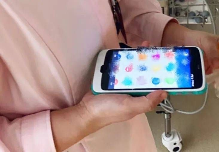 护士站偷了个“<strong>手机</strong>” 回家发现是“板砖”？警方：这是医院的“PDA”！