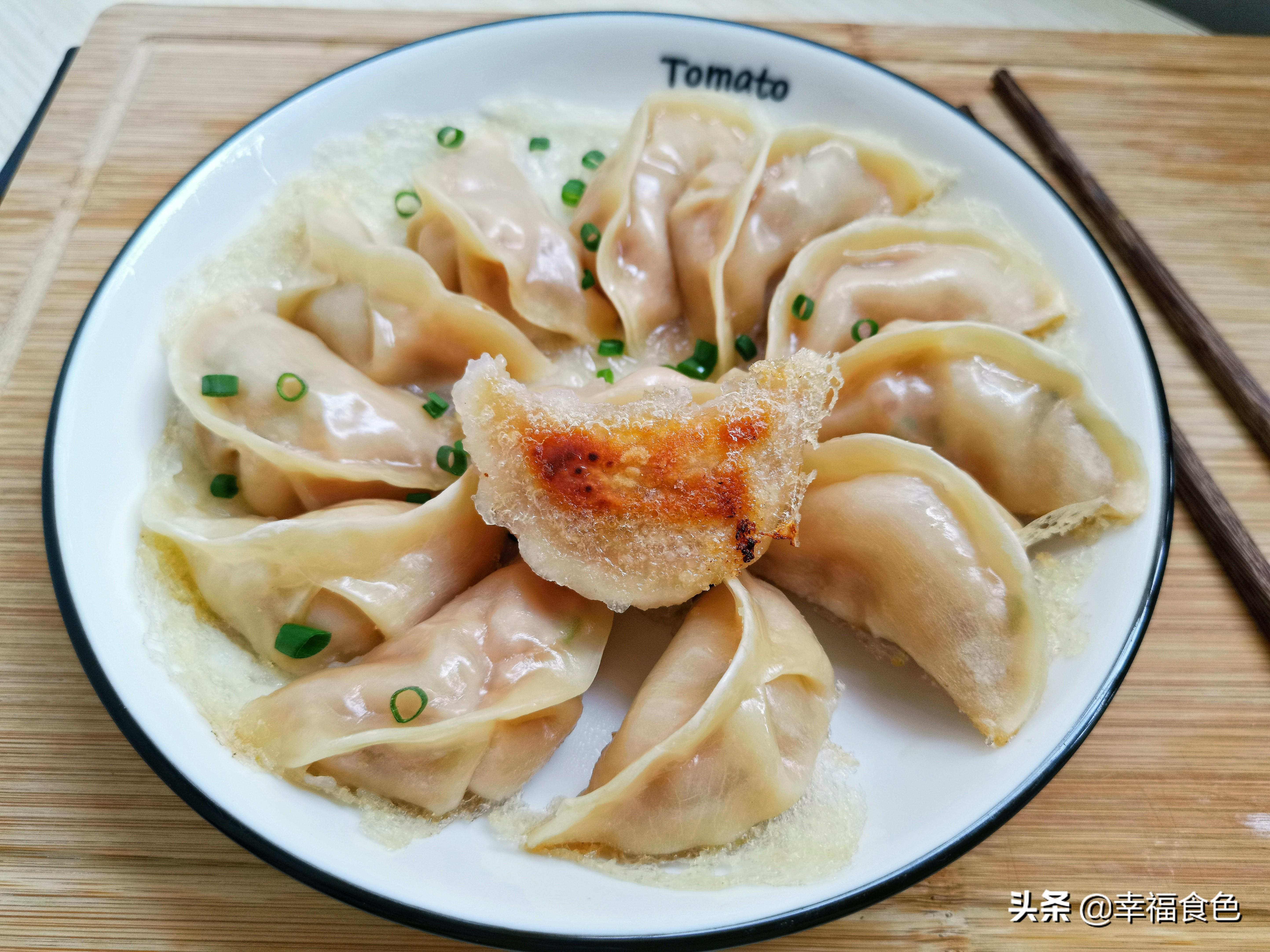 脆皮饺子的做法，不用蒸不用煮，煎一煎焖一焖，个个金黄酥脆