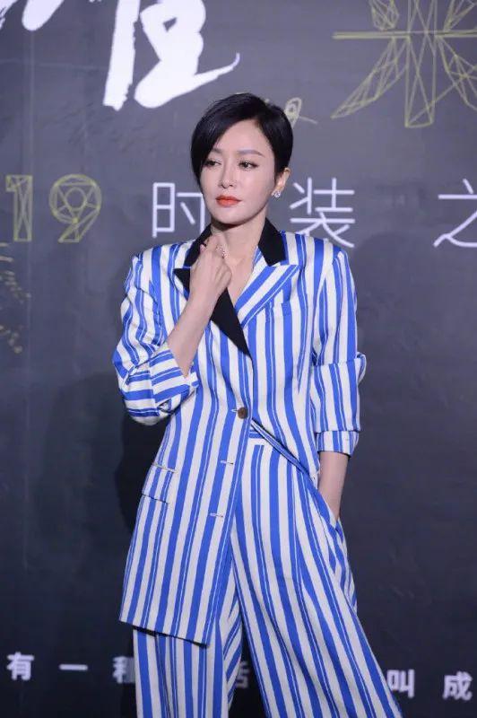 搭配衣服图片_黑色长靴子怎么搭配衣服图片_白色鞋子怎样搭配衣服图片